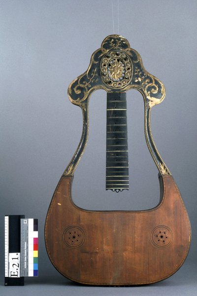 Guitare-lyre