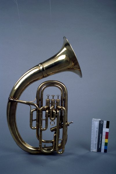 Saxhorn basse en si bémol, en forme de saxtuba, pavillon réversible