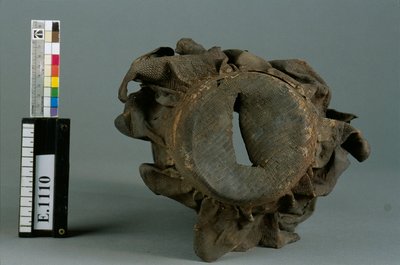Tambour en sablier de type "kundu"