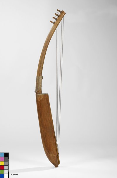 Fac-simile d'une harpe arquée égyptienne conservée au musée du Louvre