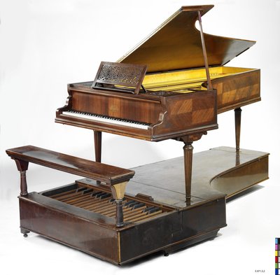 Piano à queue et pédalier