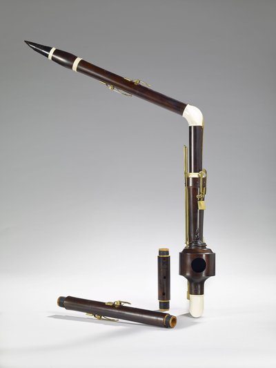 Fac-similé d'un cor de basset d'amour (E.2200, Musée de la musique, Paris)