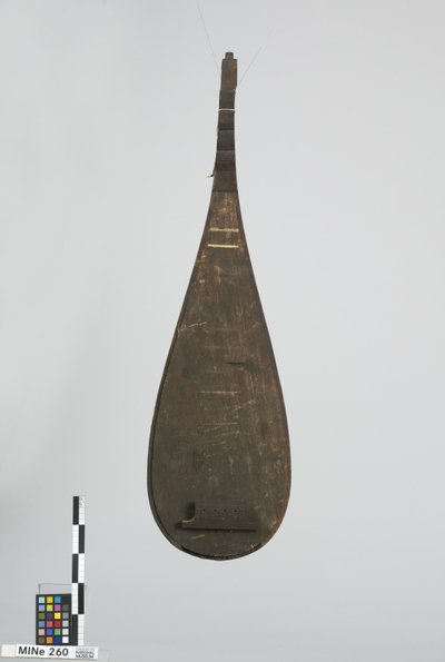Pipa (Querriegel-Schalenlaute)