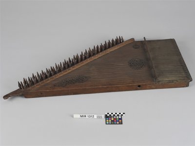 Qanun (Flügelzither)