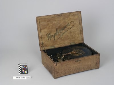Spieldose mit horizontalen Platten