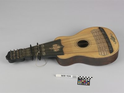 Gitarrenförmige Akkordzither