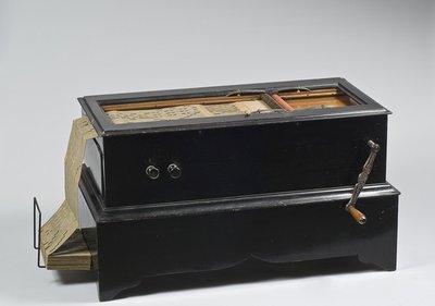 Orgeltje met 18 rieten en kartonnen, geperforeerd orgelboek. Model: Organina