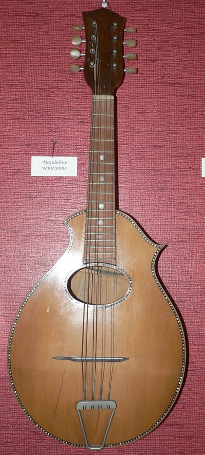 Mandoline à fond plat, type "Gibson" américain