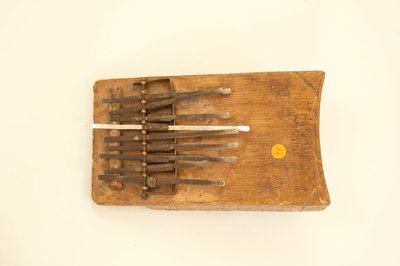 Lamellophone sur caisse (lames métal)
