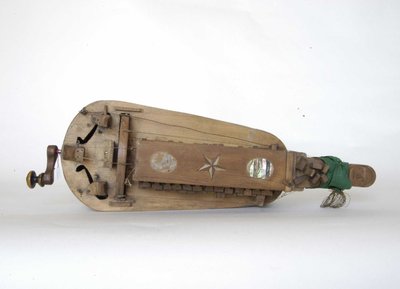 Vielle à roue forme bateau