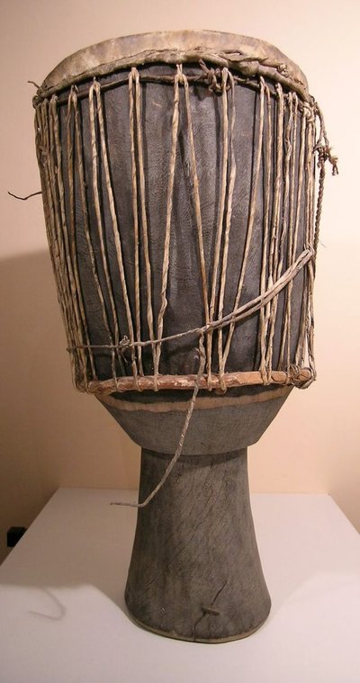 Tambour sur pied, type "Djembé"