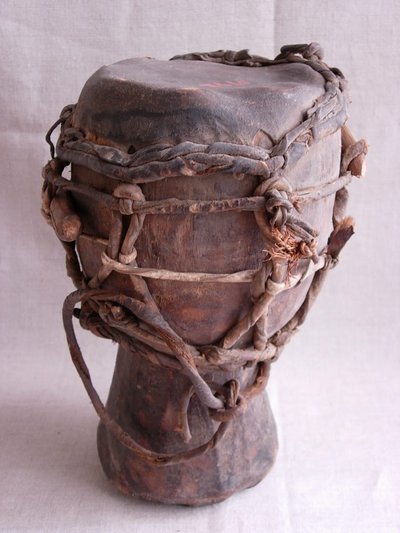 Tambour sablier (ou djembé)