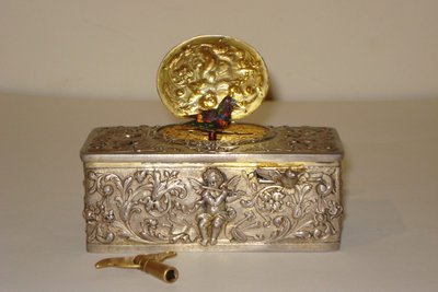 Tabatière à oiseau chanteur