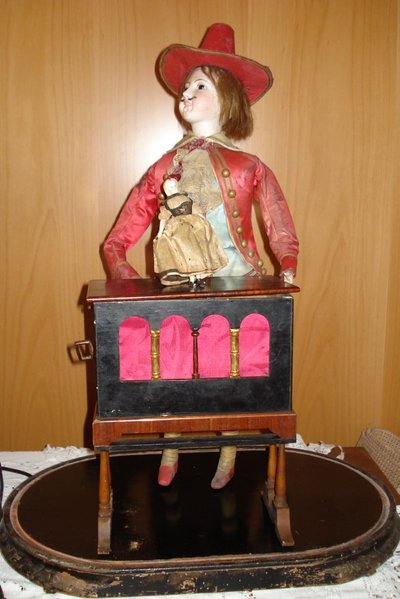 Joueur d'orgue de barbarie automate