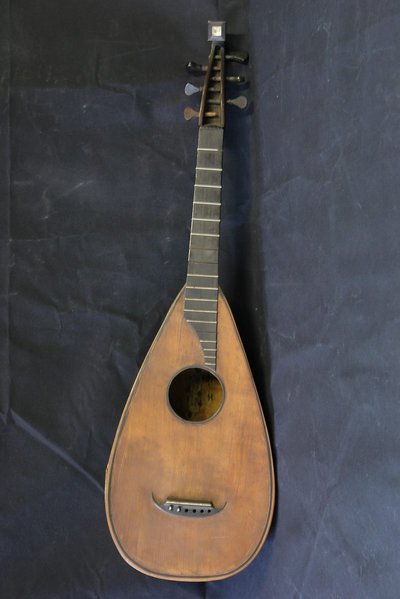 Guitare-luth transformé en guitare