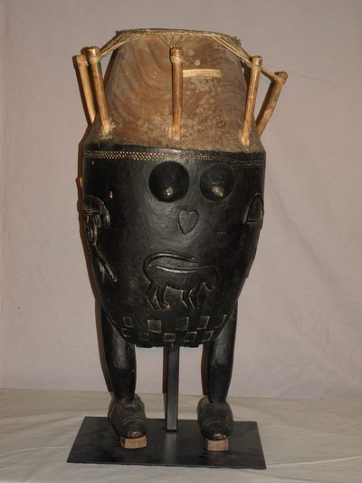 Tambour sur pied anthropomorphe