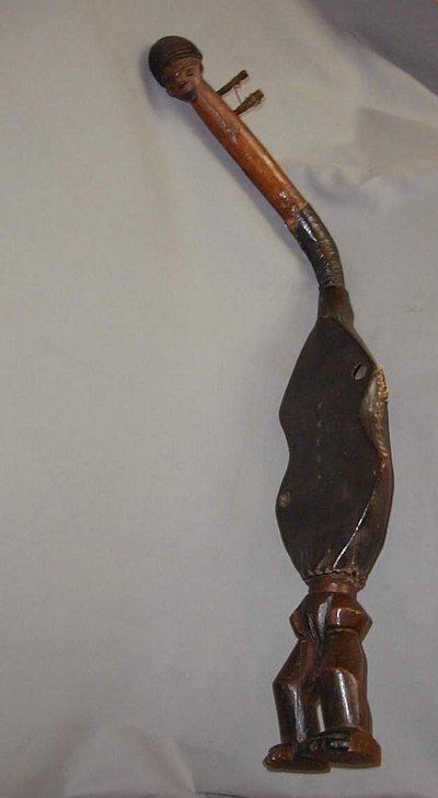 Harpe arquée anthropomorphe