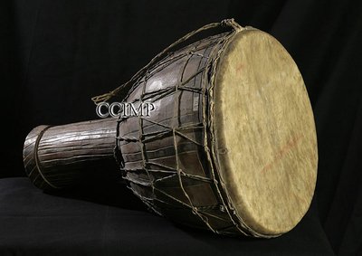 Tambour sur pied, type "Djembé"