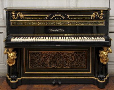 Piano droit laqué noir