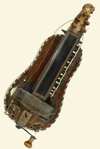 Vielle à roue de dame forme guitare
