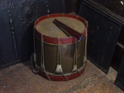 Tambour militaire avec baguettes (x 2)