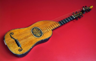 Guitare théorbée