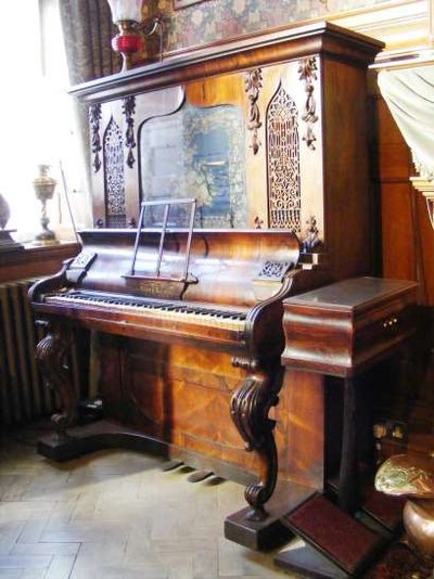 Upright pianoforte