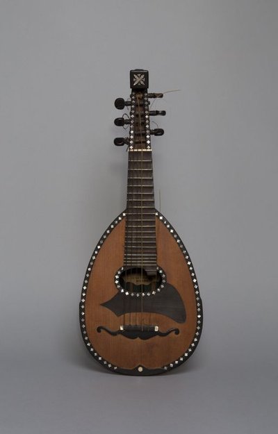 Lombardic mandolin