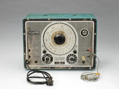 Beat frequency electronic oscillator