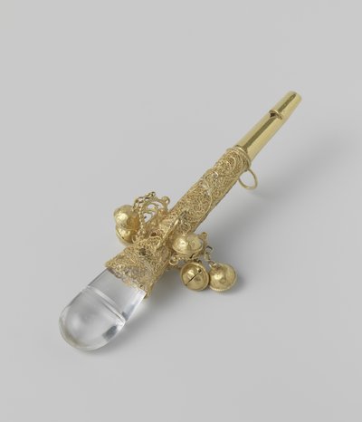 Rammelaar van goud met fluit en aan de bovenkant een ovaal geslepen stuk bergkristal.